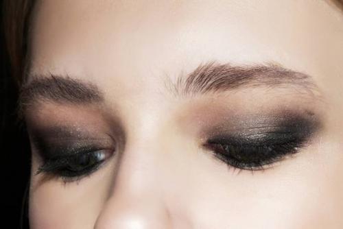 Новогодний макияж под серебристое платье. Как сделать макияж под серое платье?
