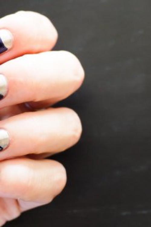 Маникюр с синим лаком с блестками.