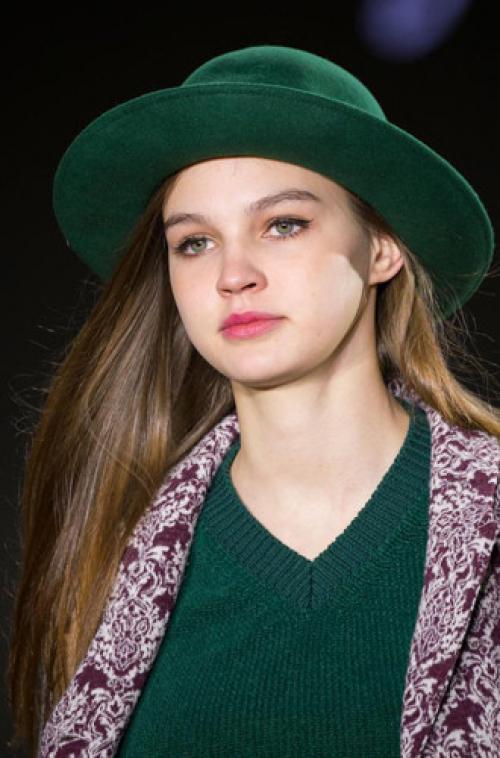 Вязаные шапки на круглое лицо. Подбор шапки по форме лица: