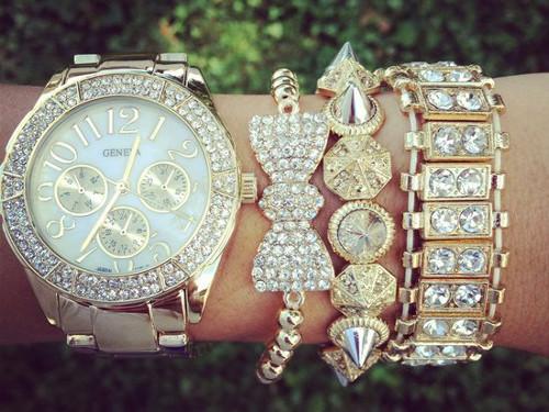 Почему надо часы носить на левой руке. Народные приметы и суеверия: на какой руке нужно носить часы 02