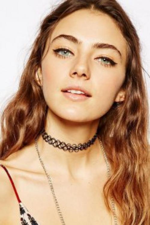 Чокер на шею: с чем носить это стильное украшение