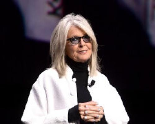 Что одеть на первое свидание женщине в 40 лет. Классическое простое платье + туфли для женщины старше 40 лет