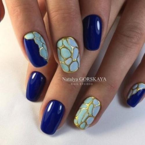 Синий маникюр с рисунком. Модный маникюр синий с белым: фото дизайна 2019-2020