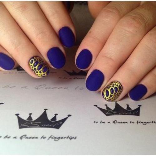 Синий маникюр с рисунком. Модный маникюр синий с белым: фото дизайна 2019-2020