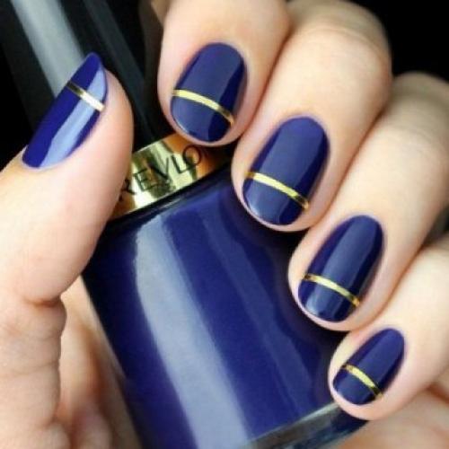 Синий маникюр с рисунком. Модный маникюр синий с белым: фото дизайна 2019-2020