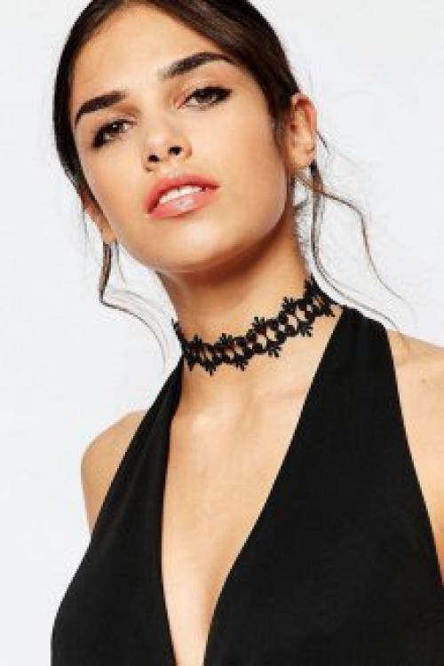 Чокер на шею: с чем носить это стильное украшение