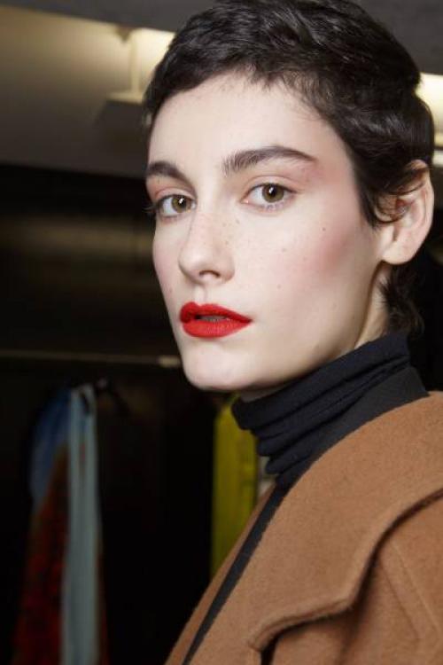 Макияж с красными тенями пошагово. Макияж в красных тонах