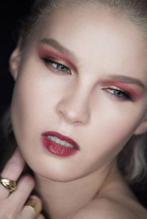 Макияж с красными тенями пошагово. Макияж в красных тонах