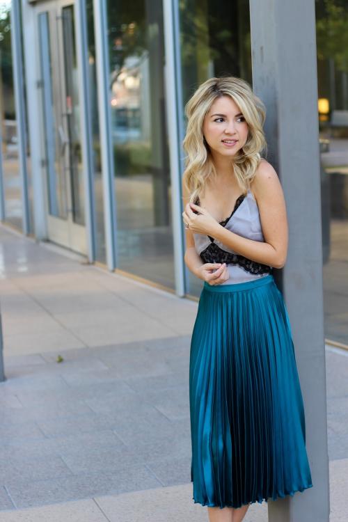 Атласная юбка карандаш. Атласная юбка: с чем носить и как выбрать правильный фасон?