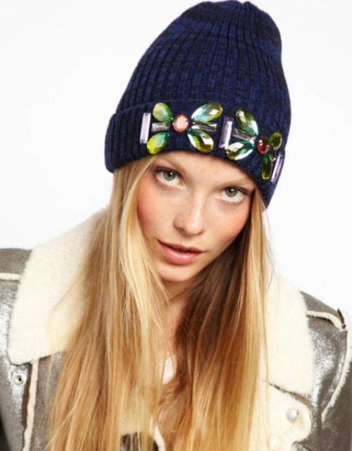 Как оформить вязаную шапку. Как украсить шапку стразами своими руками (фото) 12