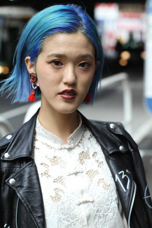 Мятный цвет волос. Синие волосы: оттенки и кому они подходят