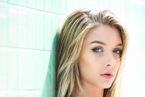 Прическа под красное платье. Вечерний для блондинок