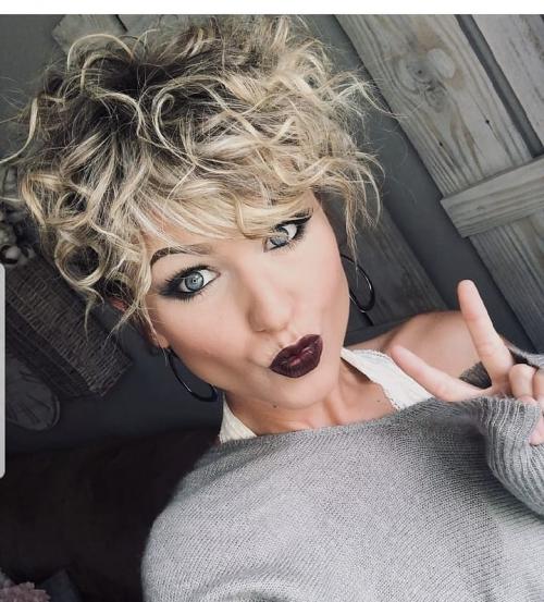 Стрижки для кудрявых волос молодящие. Молодящие Стрижки на кудрявые волосы: интересные идеи причёсок для дам бальзаковского возраста, фото