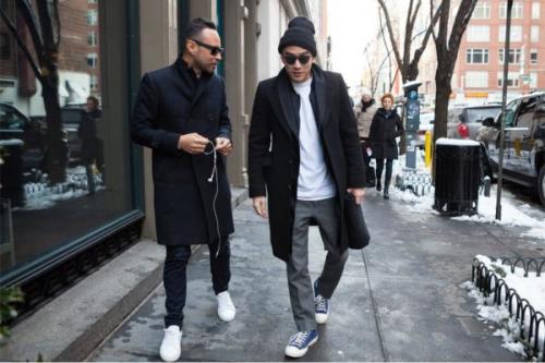 С чем можно носить мужские красные кроссовки. С чем можно носить зимние мужские кроссовки?