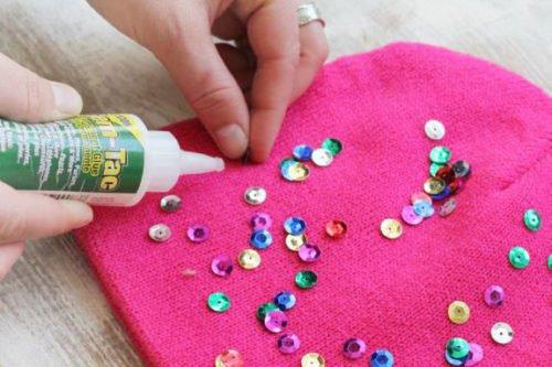 Как украсить шапку пайетками. Как украсить шапку ( 12 фото )