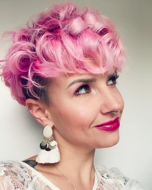 Стрижки для кудрявых волос молодящие. Молодящие Стрижки на кудрявые волосы: интересные идеи причёсок для дам бальзаковского возраста, фото