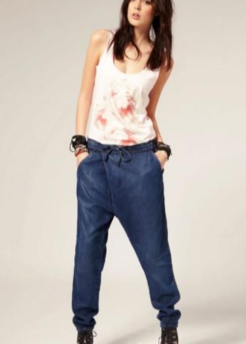 Чем джинсы бойфренды отличаются от бананов. Чем отличается крой джинсов мом и бойфрендов 03