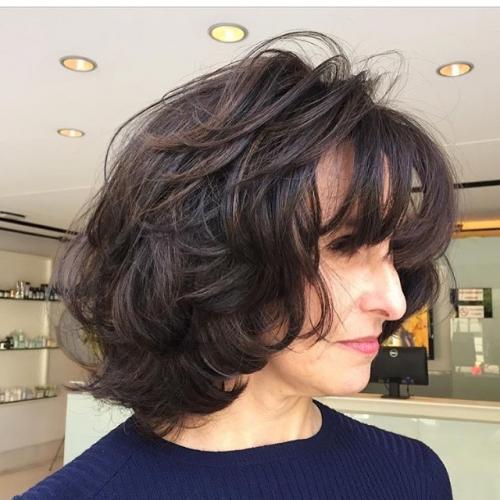 Стрижки для кудрявых волос молодящие. Молодящие Стрижки на кудрявые волосы: интересные идеи причёсок для дам бальзаковского возраста, фото