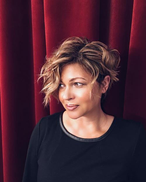 Стрижки для кудрявых волос молодящие. Молодящие стрижки на кудрявые волосы: интересные идеи причёсок для дам бальзаковского возраста, фото