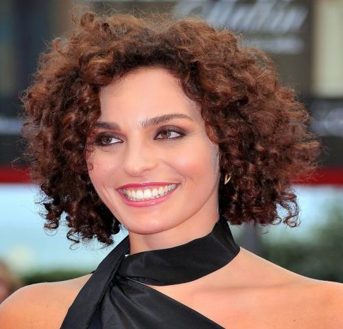 Стрижки для кудрявых волос молодящие. Молодящие Стрижки на кудрявые волосы: интересные идеи причёсок для дам бальзаковского возраста, фото