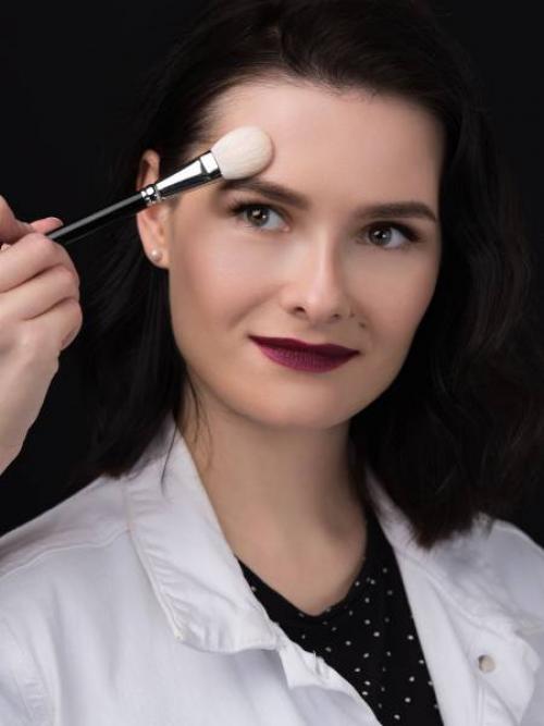 Когда наносить хайлайтер до или после тонального крема. Как наносить хайлайтер на лицо?