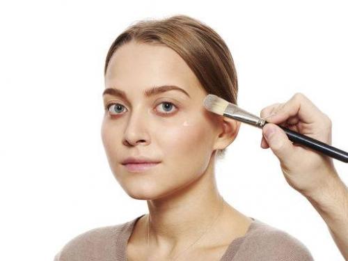 Когда наносить хайлайтер до или после тонального крема. Как наносить хайлайтер на лицо?