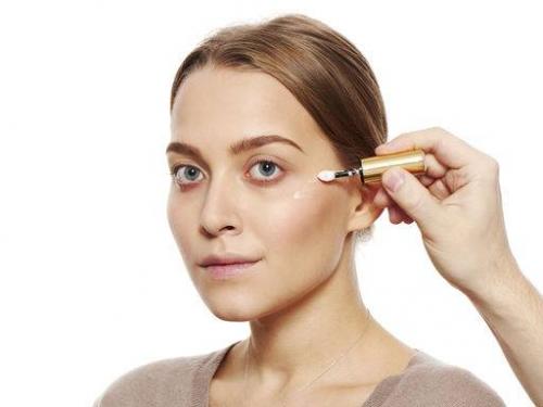 Когда наносить хайлайтер до или после тонального крема. Как наносить хайлайтер на лицо?