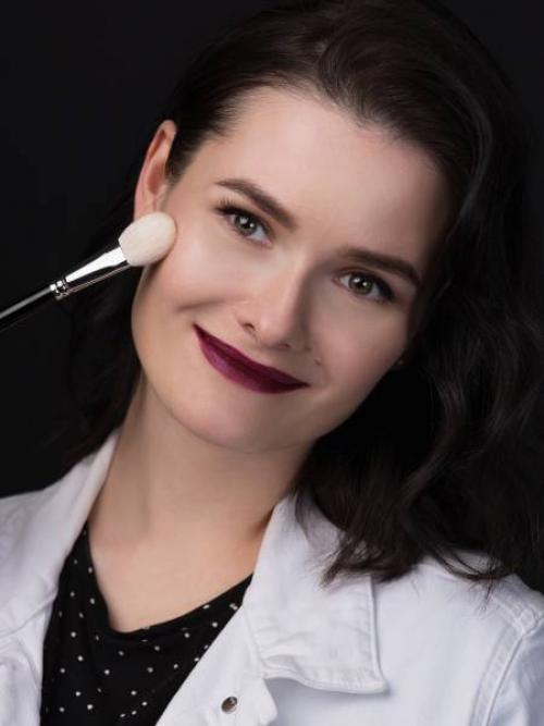 Когда наносить хайлайтер до или после тонального крема. Как наносить хайлайтер на лицо?