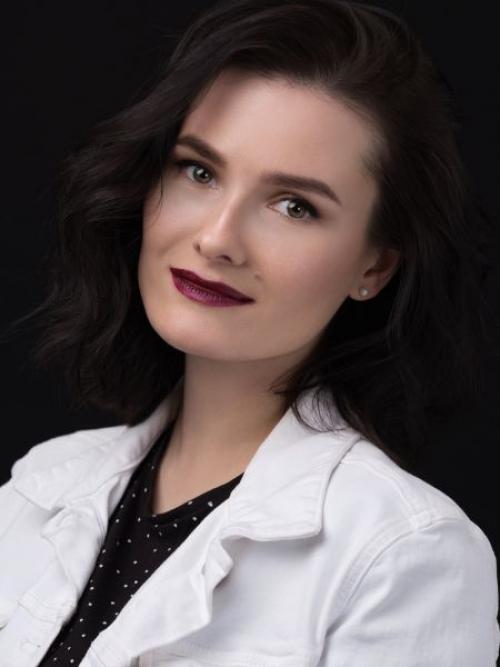 Когда наносить хайлайтер до или после тонального крема. Как наносить хайлайтер на лицо?