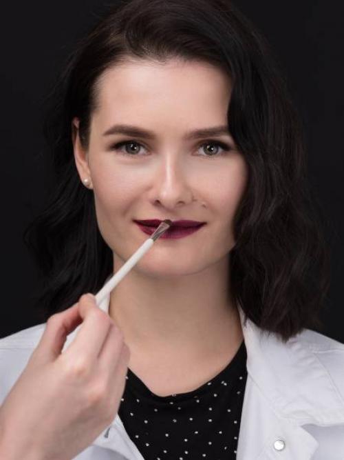 Когда наносить хайлайтер до или после тонального крема. Как наносить хайлайтер на лицо?