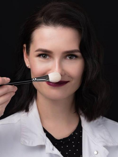 Когда наносить хайлайтер до или после тонального крема. Как наносить хайлайтер на лицо?