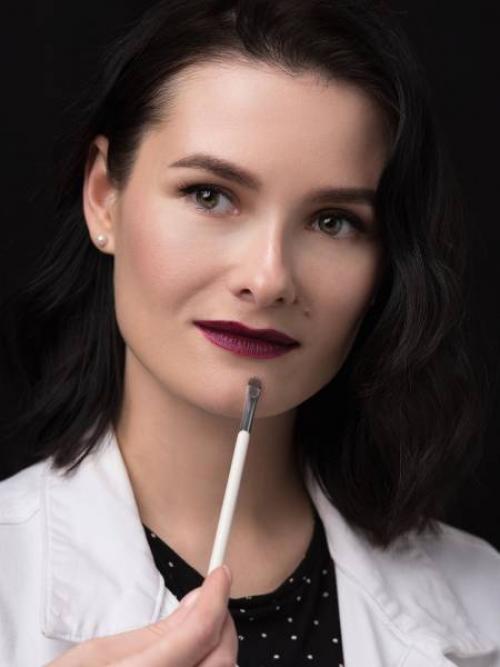 Когда наносить хайлайтер до или после тонального крема. Как наносить хайлайтер на лицо?