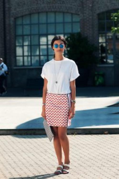 Футболка с брюками женский. С чем носить