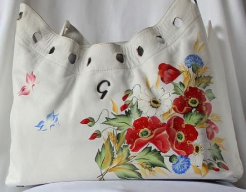 Как черную украсить сумку своими руками. Варианты декора белой сумки 05