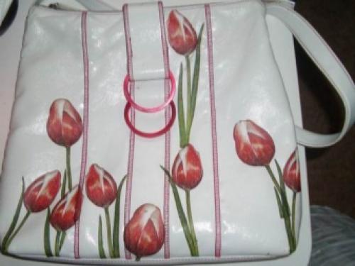 Как черную украсить сумку своими руками. Варианты декора белой сумки 02