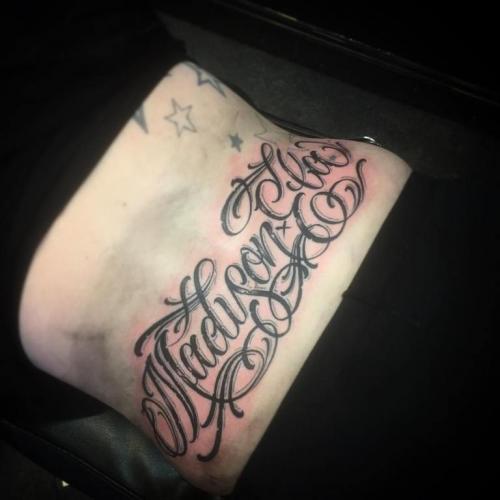 Тату на пояснице надпись. Тату на пояснице: значение