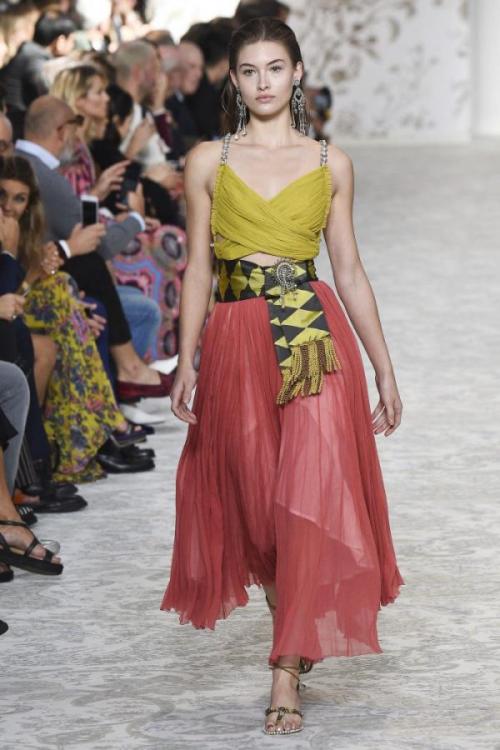 С чем носить плиссированную блестящую юбку. Модные плиссированные юбки миди