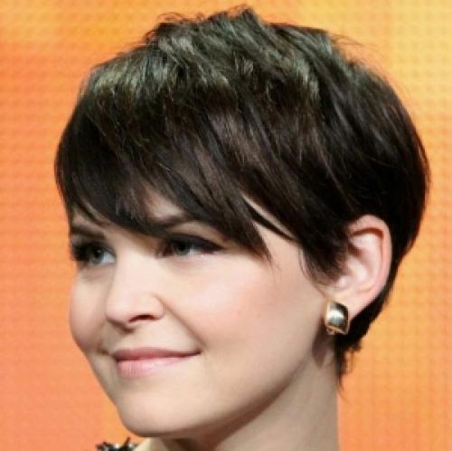 Стрижки на вьющиеся волосы и круглое лицо. Подходящие стрижки