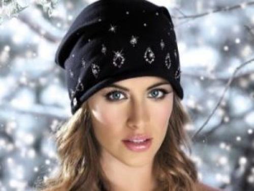 Как украсить макушку вязаной шапки. Как украсить шапку стразами своими руками (фото)