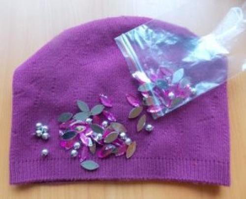 Украшение для шапок. Как украсить шапку стразами своими руками (фото)