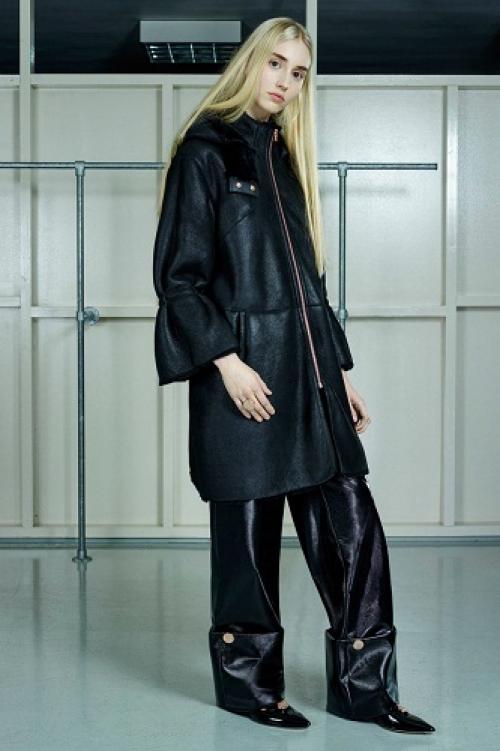 С чем носить узкие кожаные брюки. Выбираем модель кожаных брюк