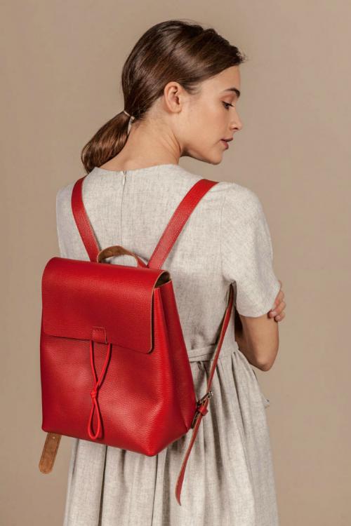 Рюкзак и каблуки. С чем носить красный рюкзак — тренд всех сезонов (более 40 фото)