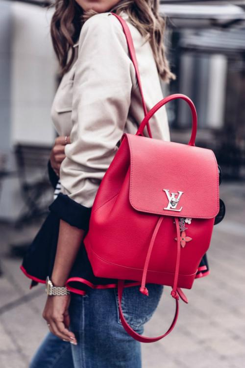 Рюкзак и каблуки. С чем носить красный рюкзак — тренд всех сезонов (более 40 фото)