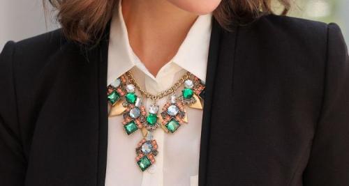 Украшения для рубашки. Какую бижутерию надеть с рубашкой