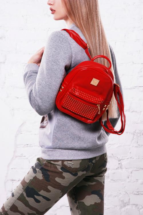 Рюкзак и каблуки. С чем носить красный рюкзак — тренд всех сезонов (более 40 фото)