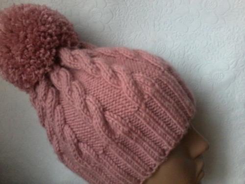 Как оформить верх вязаной шапки. Объемная женская шапка с косами спицами для начинающих