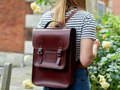 Рюкзак и каблуки. С чем носить красный рюкзак — тренд всех сезонов (более 40 фото)