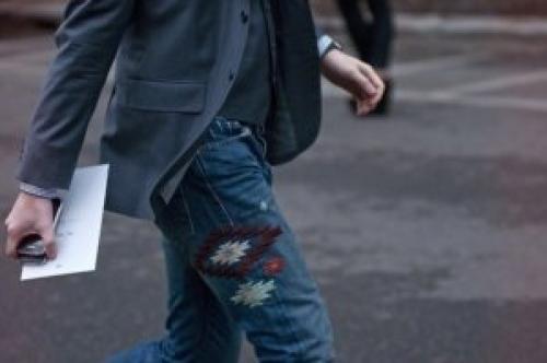 Вышивка на брюках. Особенности вышивки на джинсах, технология от опытных вышивальщиц