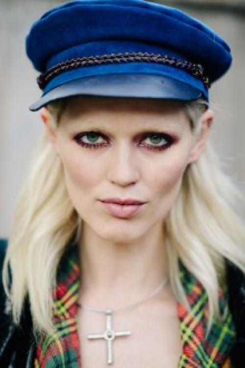 С чем носить синюю шапку. Виды зимних шапок