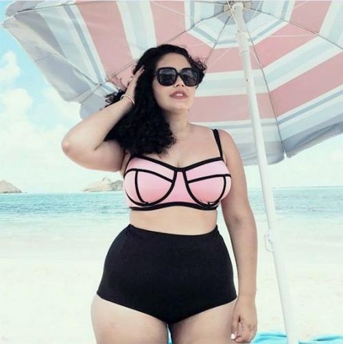 Какой цвет купальника стройнит. Какой купальник выбрать полной женщине?